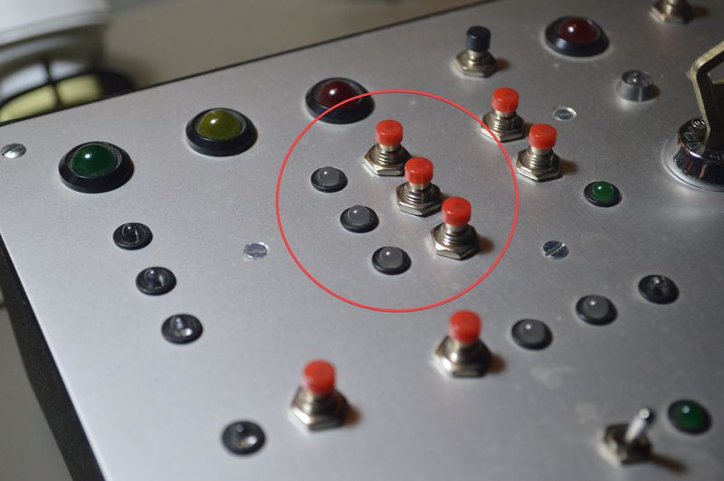 Buttons and LEDs for the controller on the rack box status panel