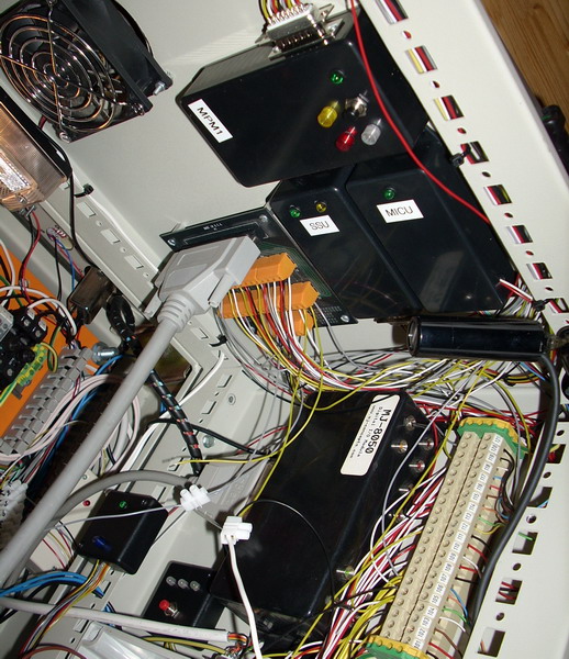 Ceiling of the rack box, with the sound alarm controller and other modules