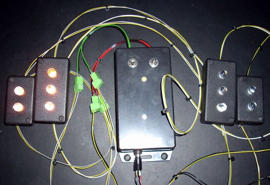 Dual channel warning LEDs controller, with AVR