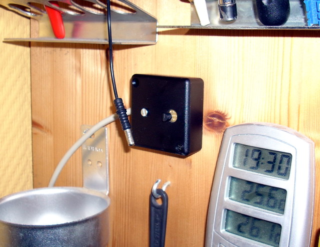 Temperature sensor by the work bench