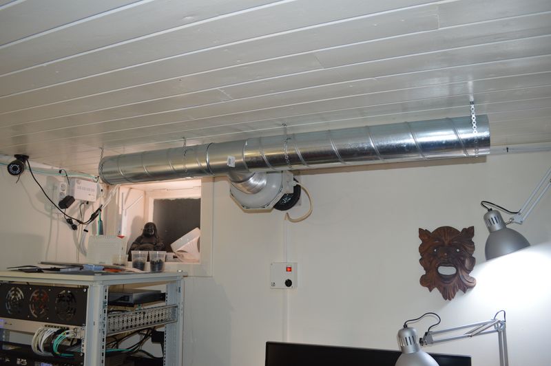 Duct fan connected to T piece and spiral ducts, suspended from ceiling