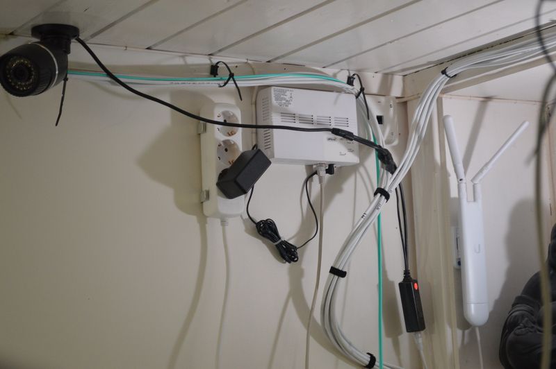 Power distribution and fiber media converter mounted on wall