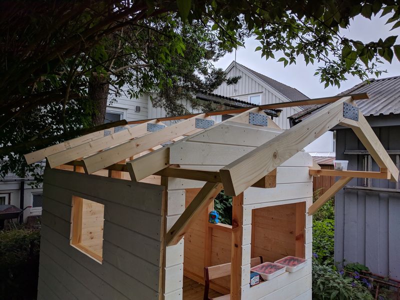 Trusses out of 2×4&quot;, with an overhang for a small front porch