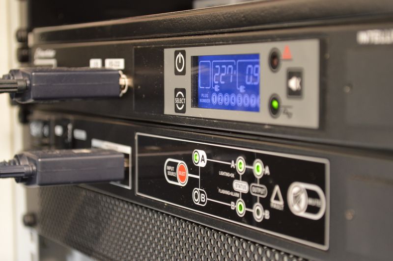 Automatic transfer switch (ATS) and power distribution unit (PDU) in homelab rack
