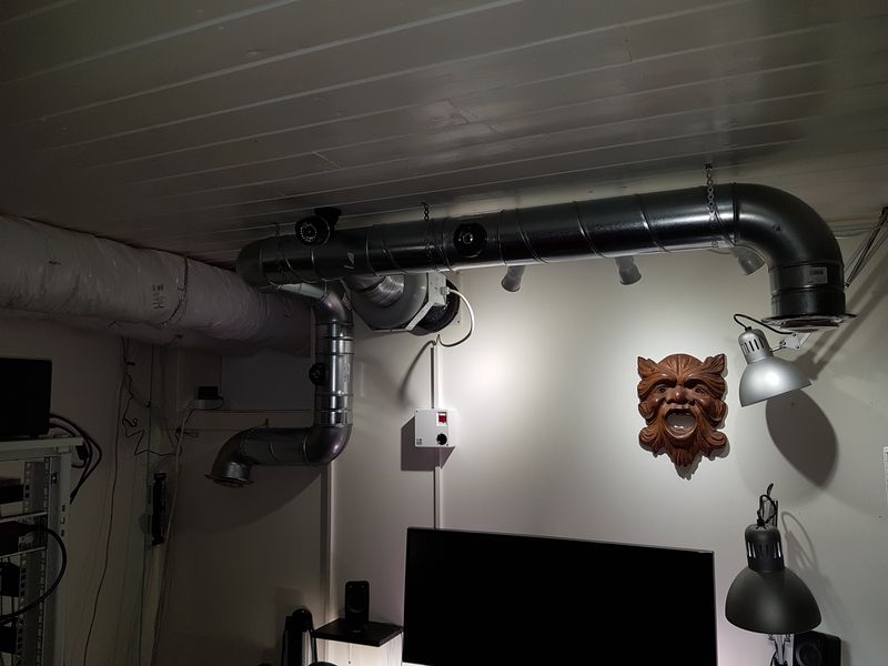 Ventilation exhaust system in home office