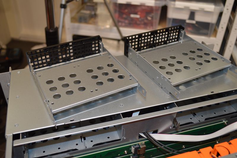 Two 4×2.5&quot; internal disk trays