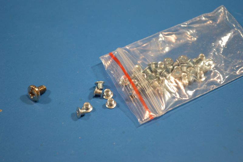 Screws for mounting disks in hot swap trays