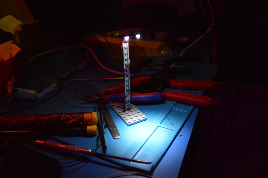 Making a simple LEGO LED street light