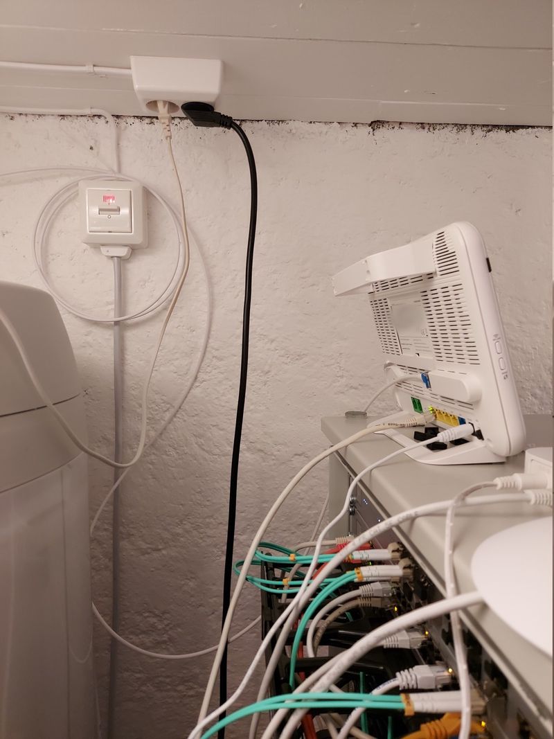 ISP fiber from outside, with service loop, connected to Altibox router