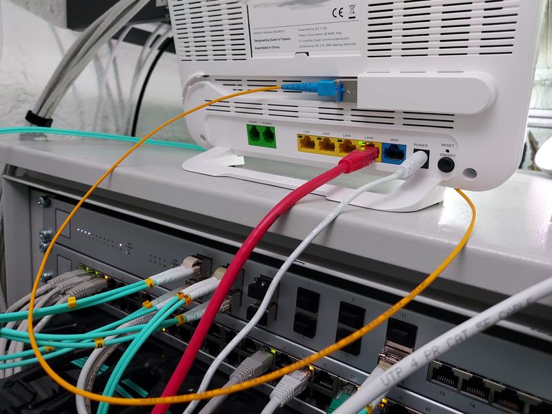 Fiber patch connected to SFP in Altibox router