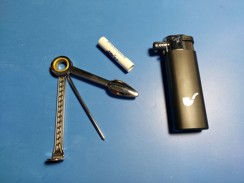 Pipe tool, carbon filter and lighter