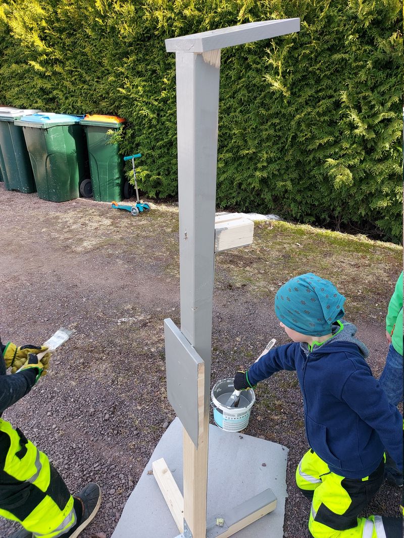 Kids painting the traffic lights stand