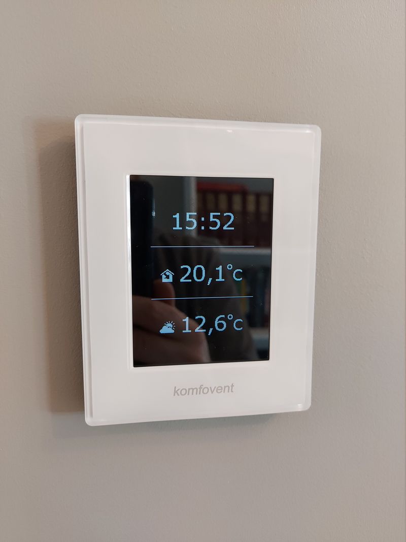 Panel screen saver; showing time, supply and outdoor temperature