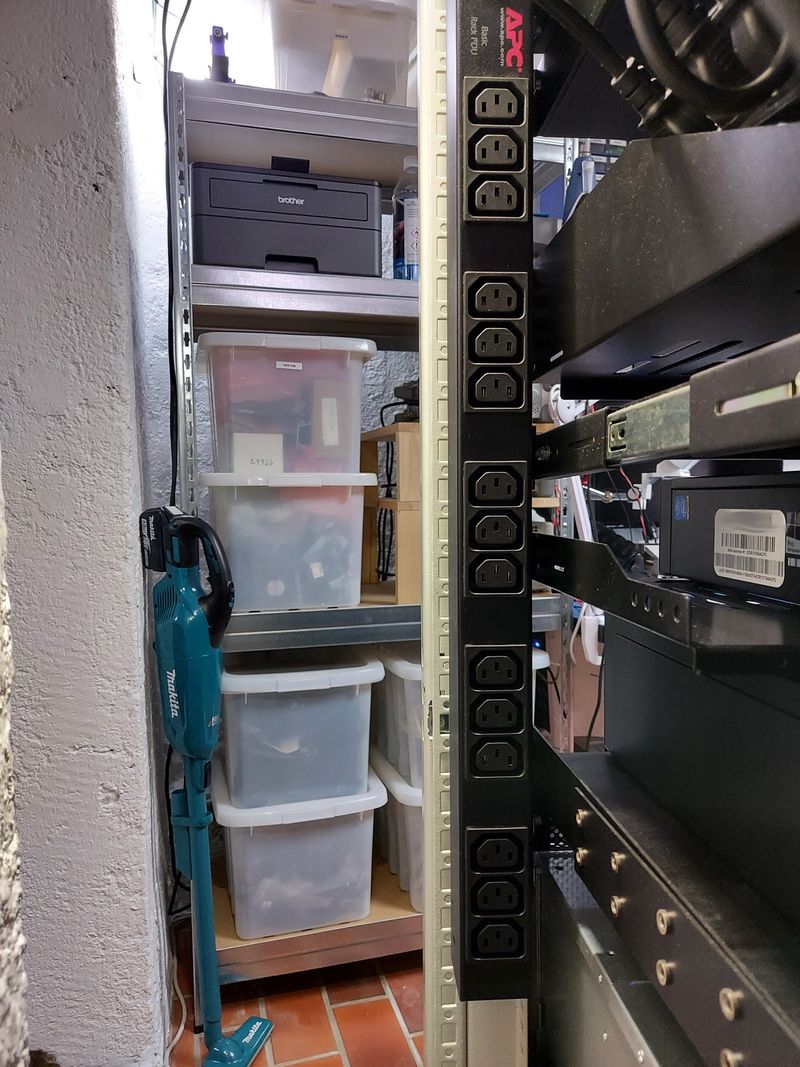 APC AP9568 PDU in homelab rack
