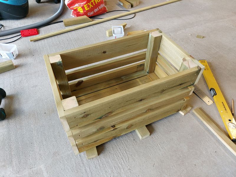 Constructing the planter box crate
