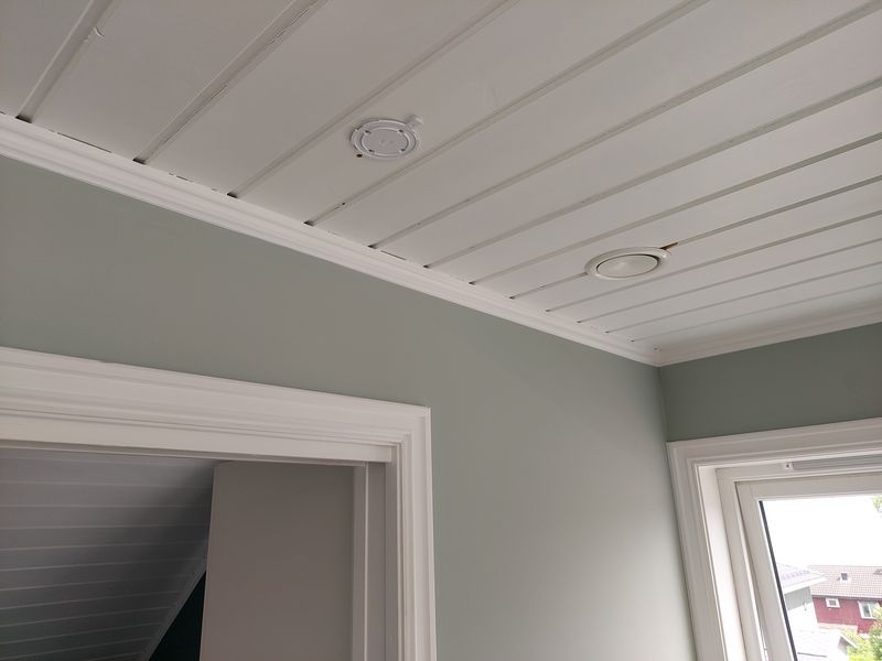 U6-Lite mounting plate in ceiling, next to air vent