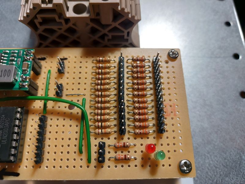 Pull up resistors and status LEDs on interface circuit board